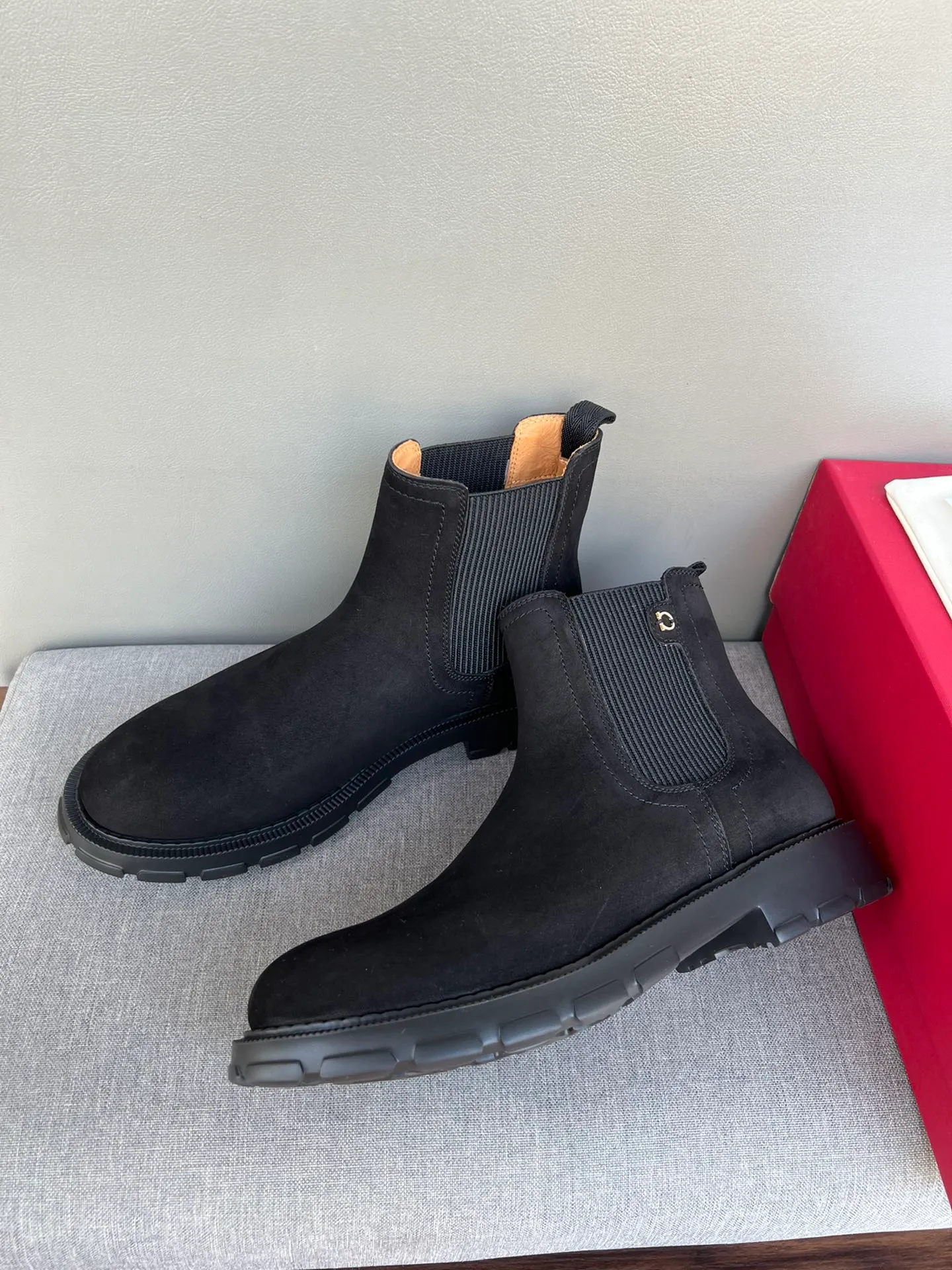 [Ferragamo] Top P: 1000💰 Number of yards: 39~44 (38.45 custom-made, non-refundable) Ferragamo winter series, original 1:1 development, casual men's short boots, original quality, exclusive new Ferragamo autumn and winter new high-top men's shoes, exquisite hand-stitching, workmanship details comparable to counters, imported calfskin upper, cowhide lining, original foam outsole.